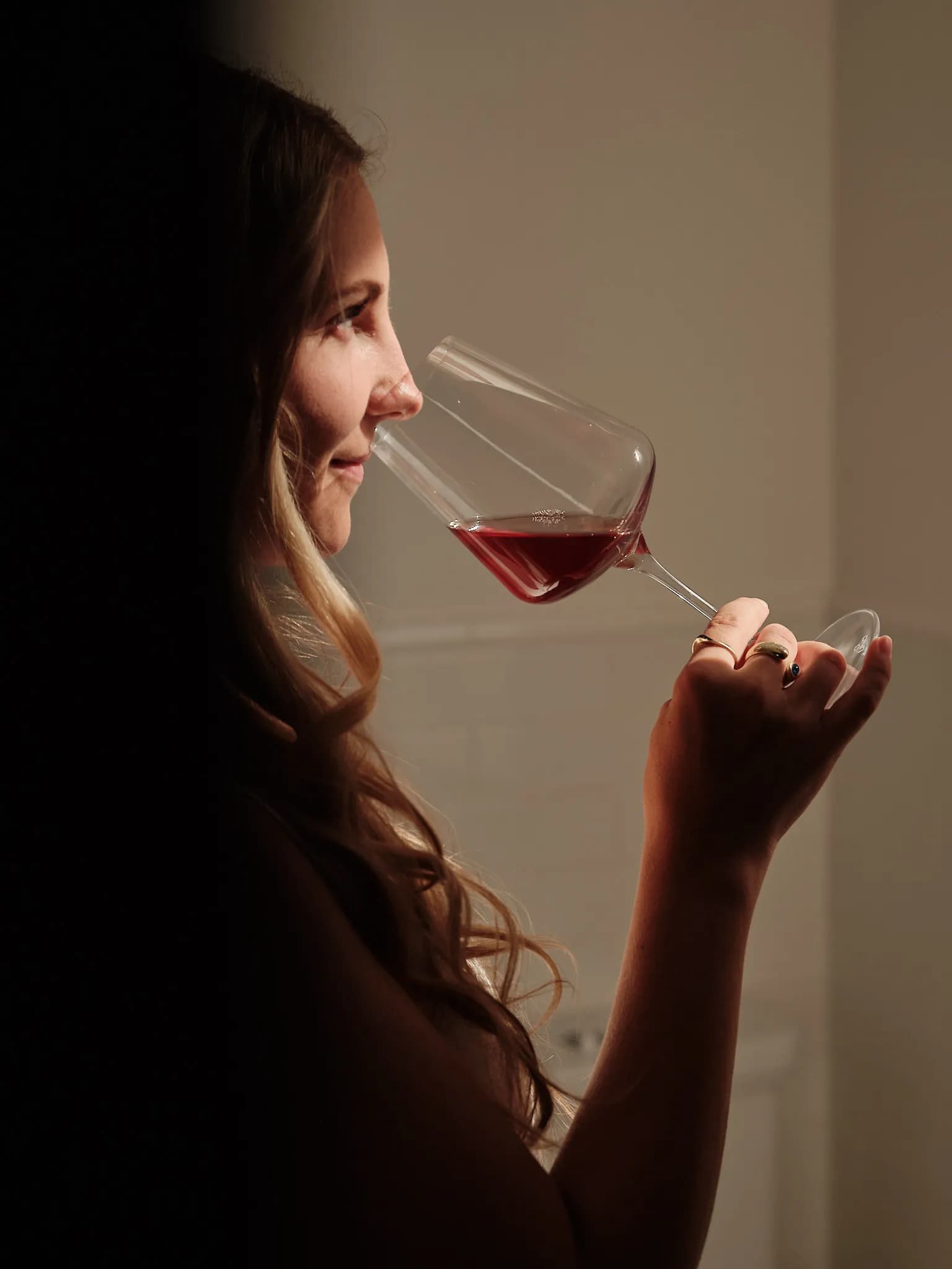 Rosa Besler verkostet konzentriert ein Glas Rotwein