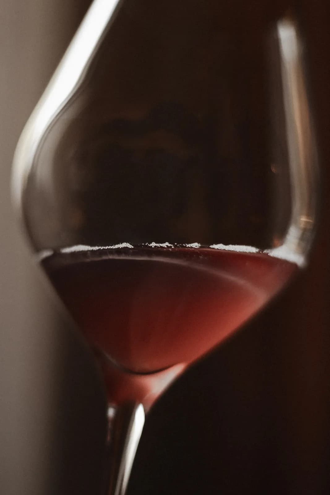 Ein Glas Rotwein im warmen Gegenlicht